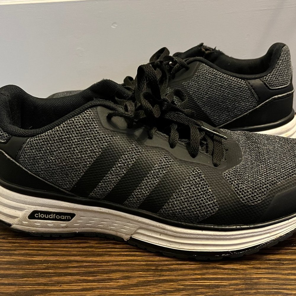 Adidas Cloud foam Sneakers, Women's size US 6